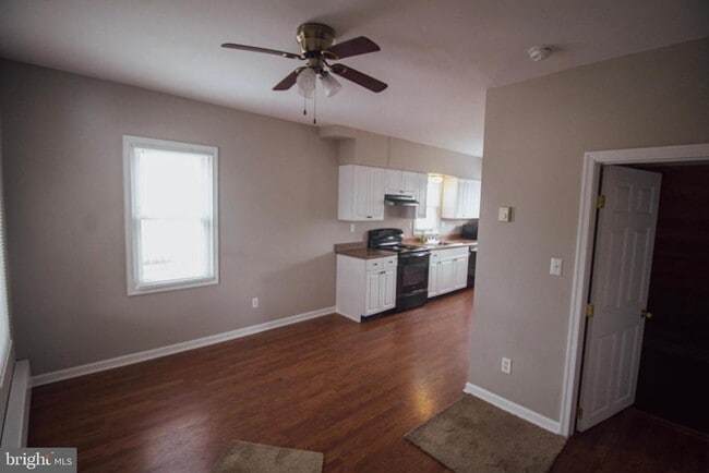 Building Photo - 234 E Linden St