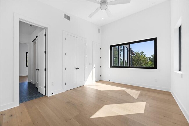 Building Photo - 2905 Westhill Dr