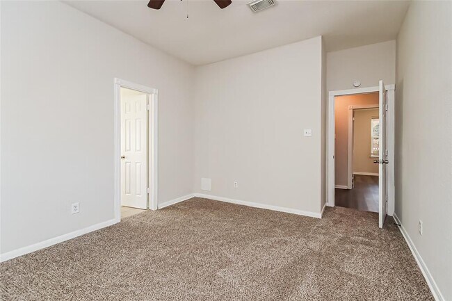 Building Photo - 8610 Greenleaf Lake Dr