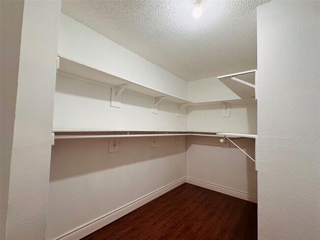 Building Photo - 3230 Meadway Dr