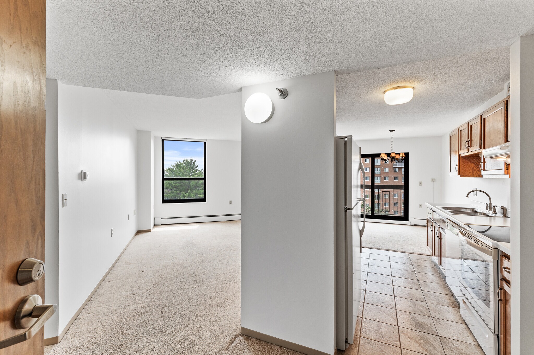 Building Photo - 6615 Lake Shore Dr S