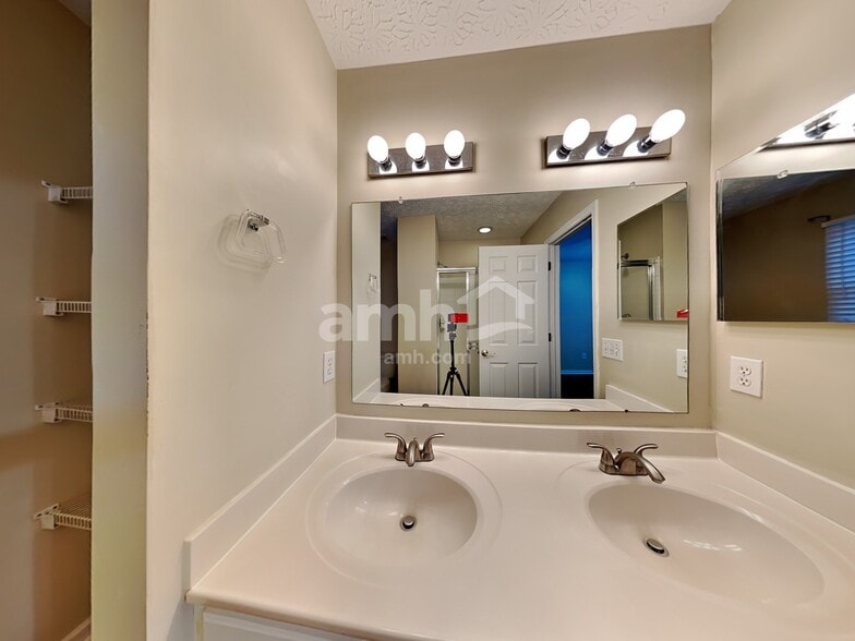 Building Photo - 5477 Buxley Dr