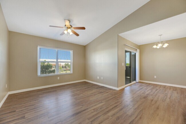 Building Photo - Gated 2 bedroom condo