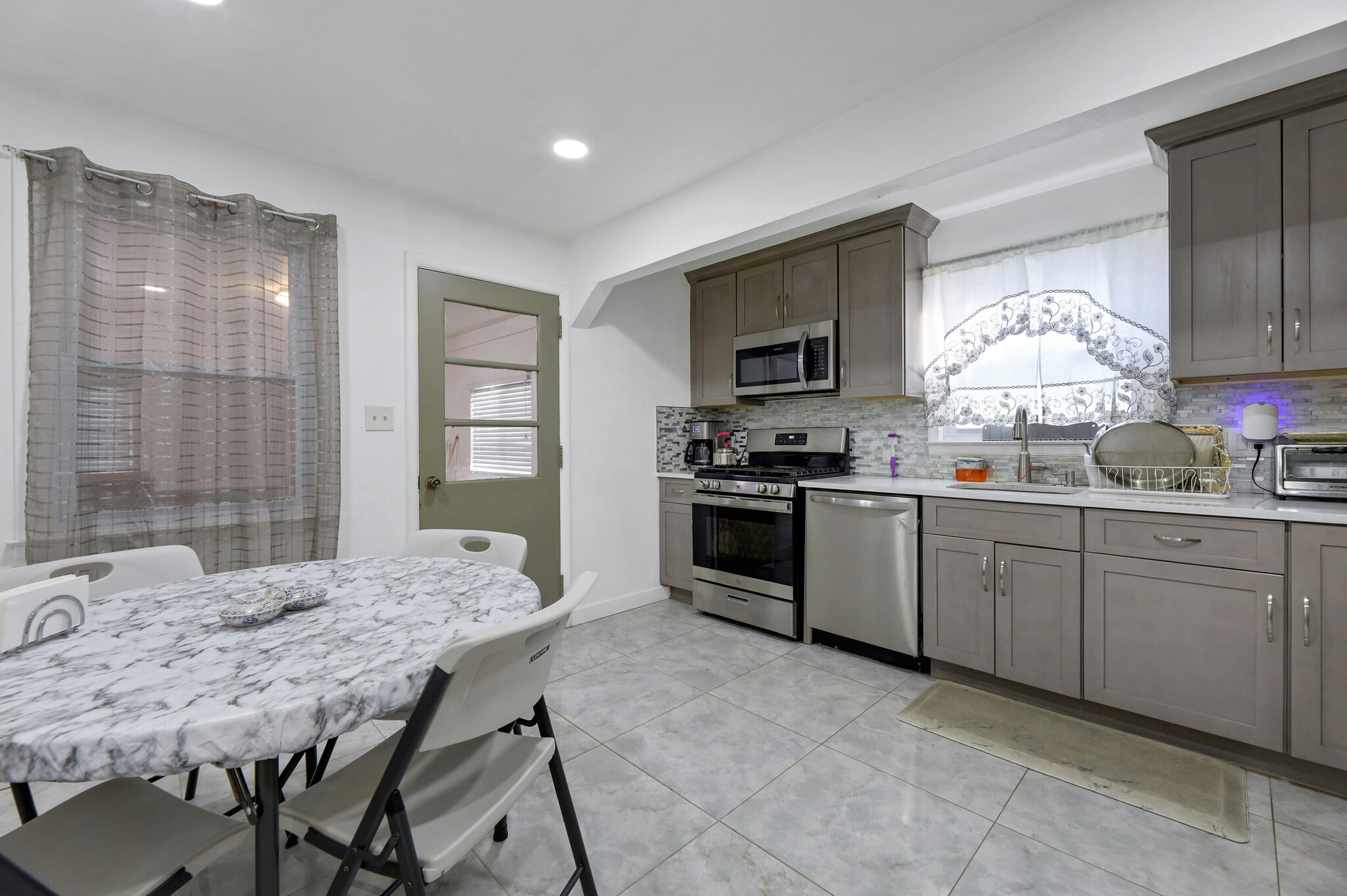 KITCHEN - 188 Luddington Ave