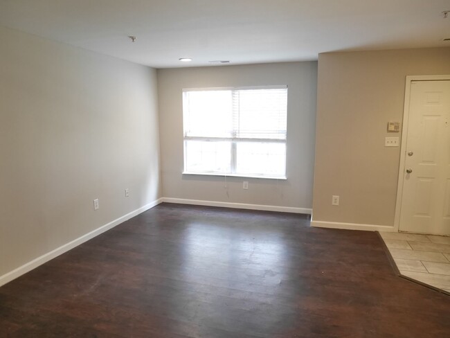 Building Photo - Move in Ready Townhouse!