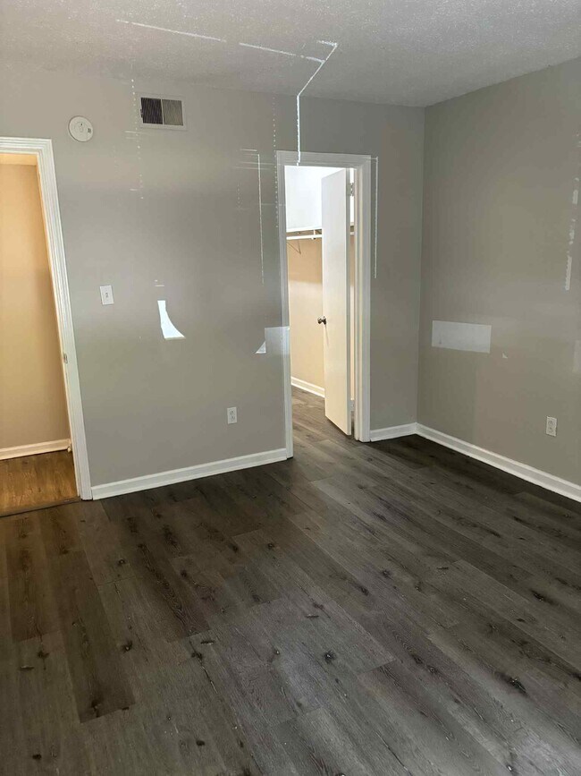 Building Photo - 405 Skyview Dr