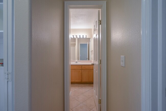 Building Photo - Utilities Included! Beautiful 2 Bedroom Townhome in Ivins