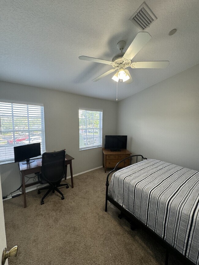 Building Photo - "Charming 2-Bed Home"