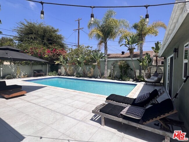 Building Photo - 7865 Bleriot Ave