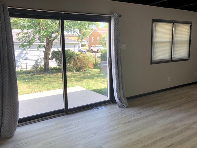 Building Photo - Fresh 3bed/2bath Home Close to Transportation Fenced Backyard