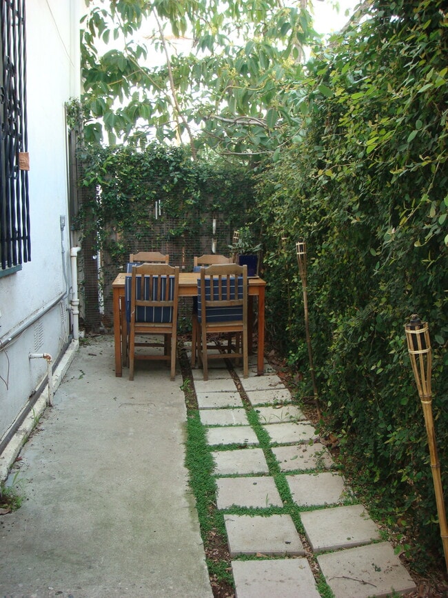 Building Photo - 6089 Cashio St