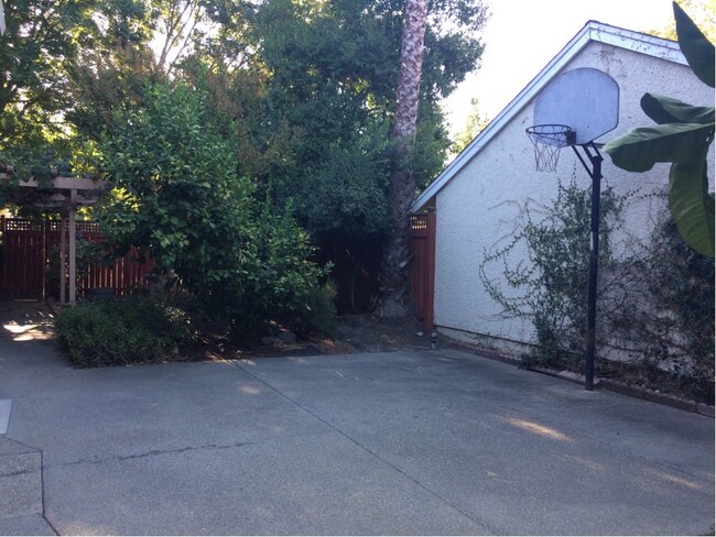 Building Photo - Spacious 3 Bedroom Home available in South...