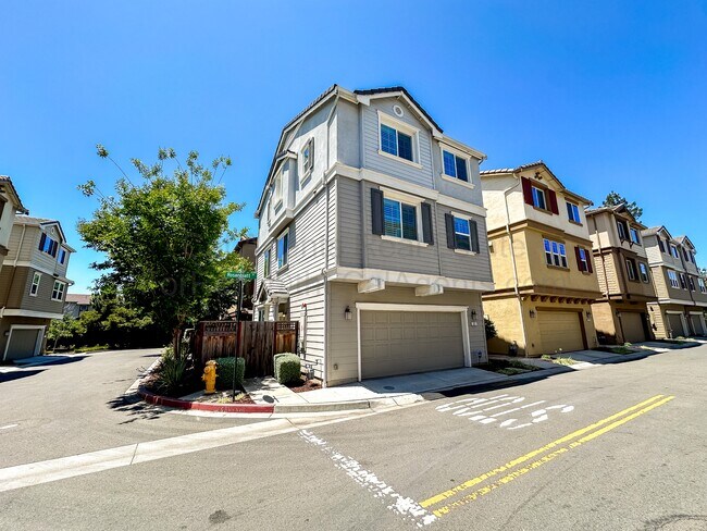 Building Photo - 3331 Rosenblatt St