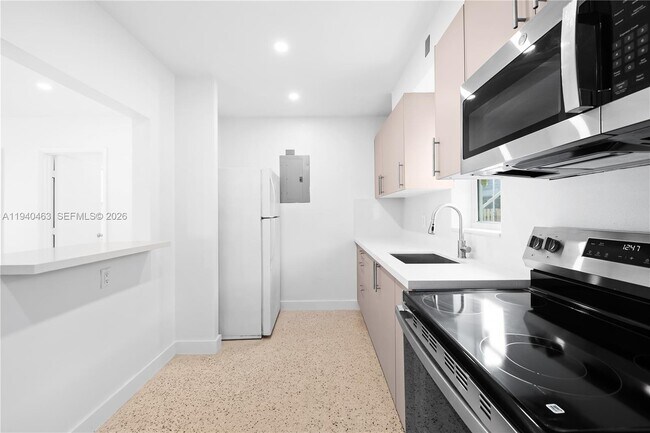 Building Photo - 1711 Funston St