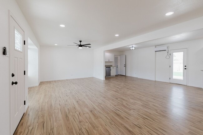 Building Photo - Newly Renovated 3 Bedroom 2 Bath Home