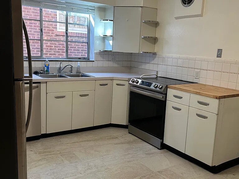 Building Photo - 4914 Lansdowne Ave