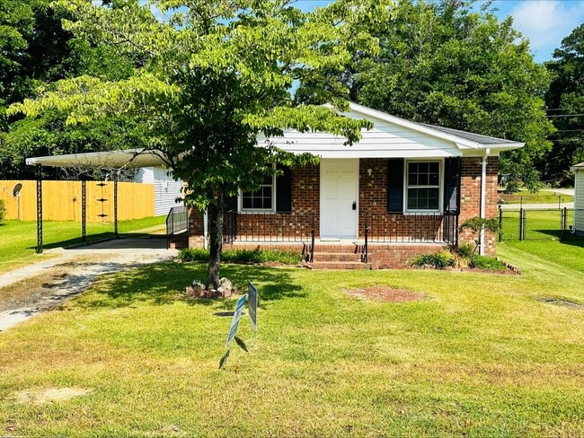 Building Photo - Charming 2 BD/1 BA Bungalow with Fenced Ba...