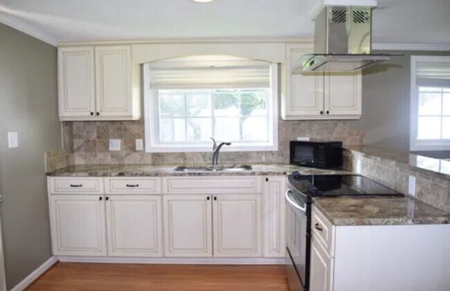 Building Photo - Charming, Partially Furnished Cottage-Style Home Near Catawba Hospital – Available Now!