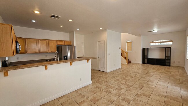 Building Photo - GORGEOUS HOME NEAR BLUE DIAMOND & DECATUR!!!!