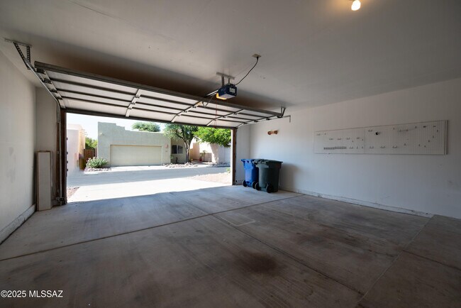 Building Photo - 4339 E Samantha Dr