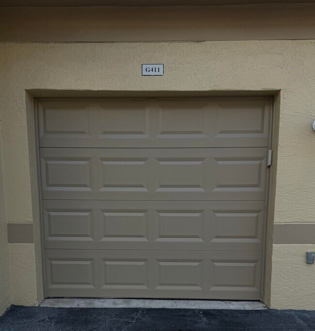 Building Photo - 2080 Greenview Shores Blvd