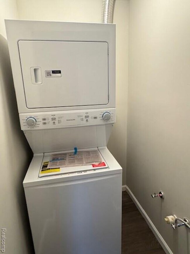 Building Photo - WELCOME TO THIS BEAUTIFULLY UPDATED, LIGHT-FILLED RANCH HOME IN TROY 4 BEDROOMS 2 BATHS SITTING O...