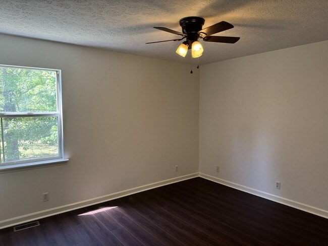 Building Photo - 10125 N Twin Springs Rd