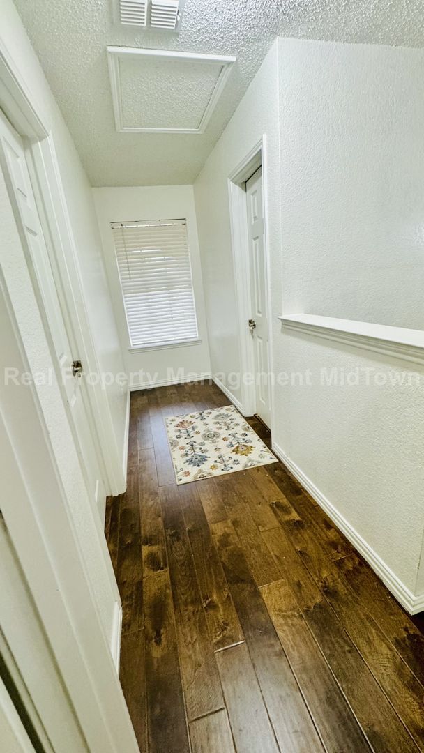 Building Photo - Spacious, Freshly Updated Family Home in P...