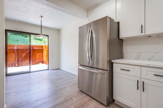 Building Photo - Downtown Vista Townhome, Available Now!