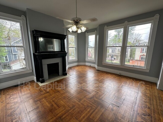Building Photo - 821 Alby St