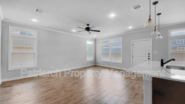Building Photo - 903 Montclair Ave