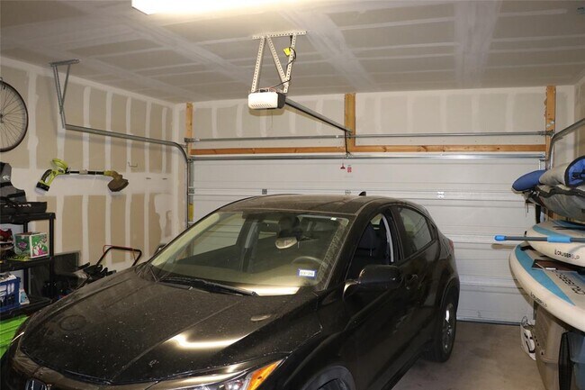 Building Photo - 321 Parrot Tulip View