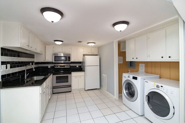 Building Photo - 3121 Park Ln