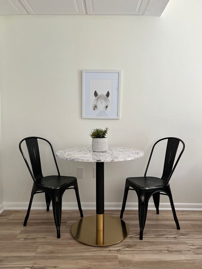 Building Photo - Fully Furnished Mid Term Near Shelbyville Country Club!