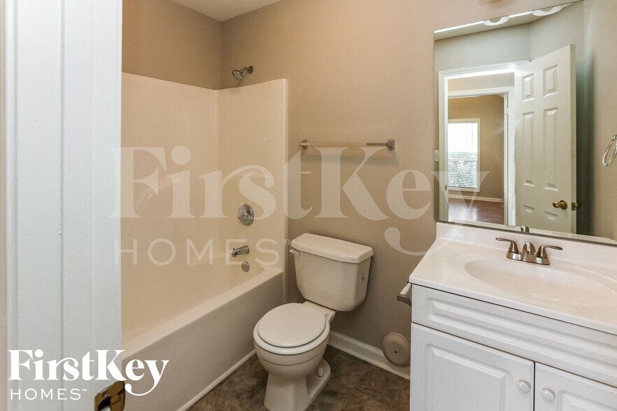 Building Photo - 200 Summer Hill Dr