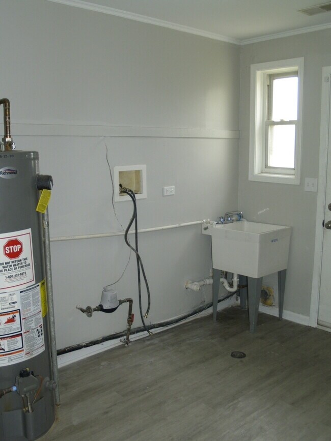 Building Photo - 17 Oak Ln