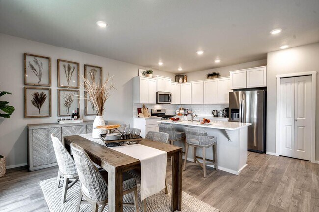 Building Photo - Modern 4 bedroom with den and neighborhood pool!