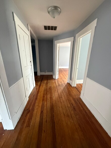 Building Photo - 227 1/2 N Main St