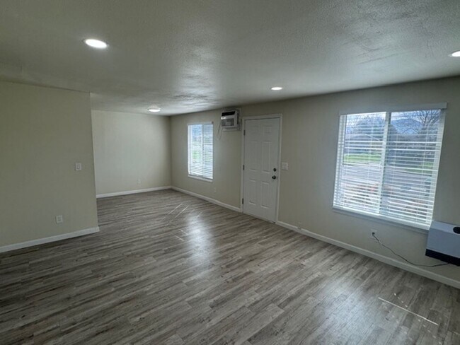 Building Photo - 3007-3009 JUANIPERO