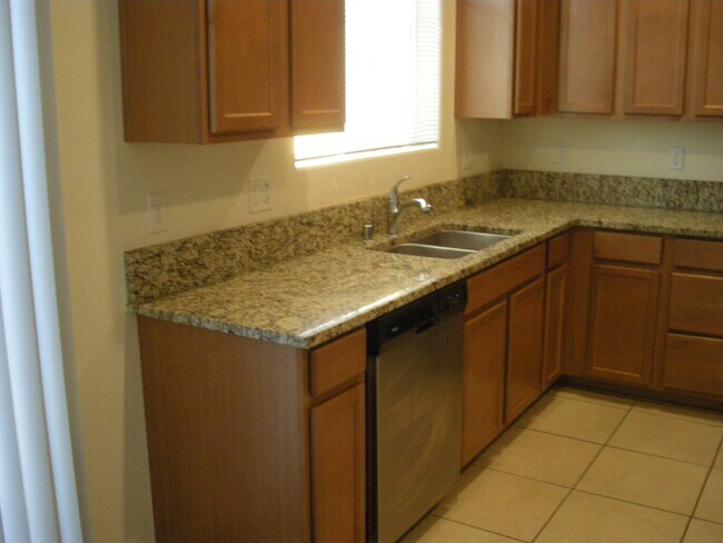 Building Photo - Three Bedroom, Two and a Half Bath Townhome Near UNR