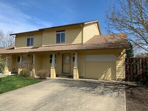 Building Photo - Completely renovated 3 Bed, 2.5 Bath Townhouse in McMinnville- Pets on Approval, Landscaping Incl...