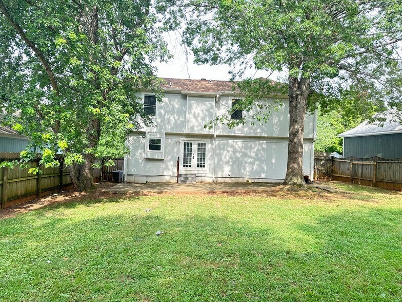 Building Photo - 122 River Oaks