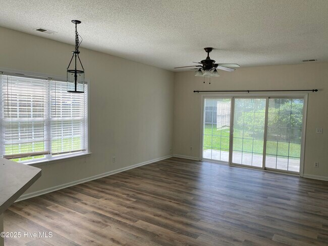 Building Photo - 1004 Foxridge Way
