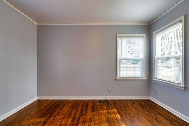 Building Photo - Adorable move in ready bungalow.