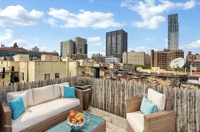 Building Photo - 722 10th Ave