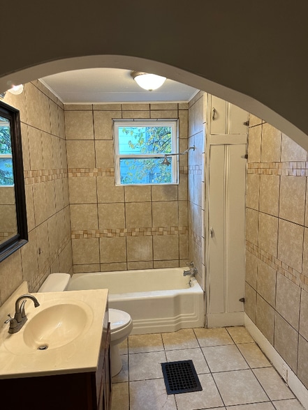 Building Photo - 303 S Alta Ave