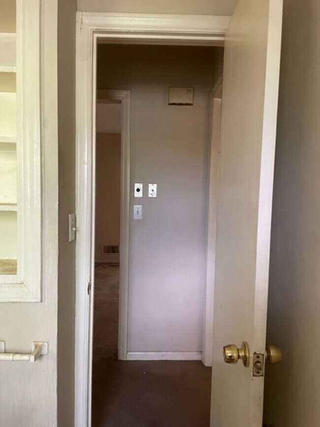 Building Photo - Three Bedroom One bathroom home for Rent