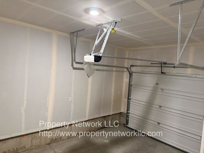 Building Photo - Great 3 Bedroom Gresham Townhouse