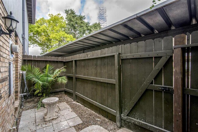 Building Photo - 6202 Skyline Dr