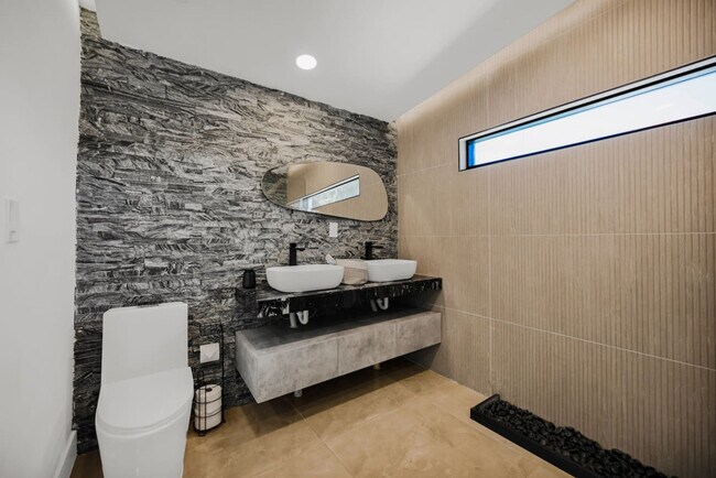 Building Photo - 5313 NE 1st Ave